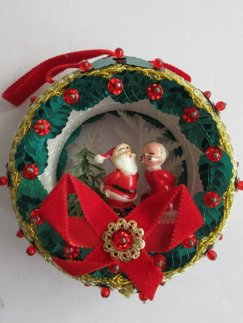 Push Pin Beaded Wreath Diorama Christmas Ornament Santa Kissing Mrs. Claus Vtg